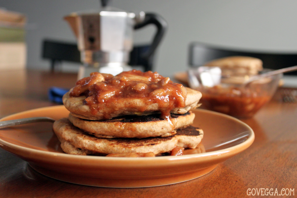 Vegan Apple-Cinnamon Pancakes with Apple Pie Sauce // govegga.com