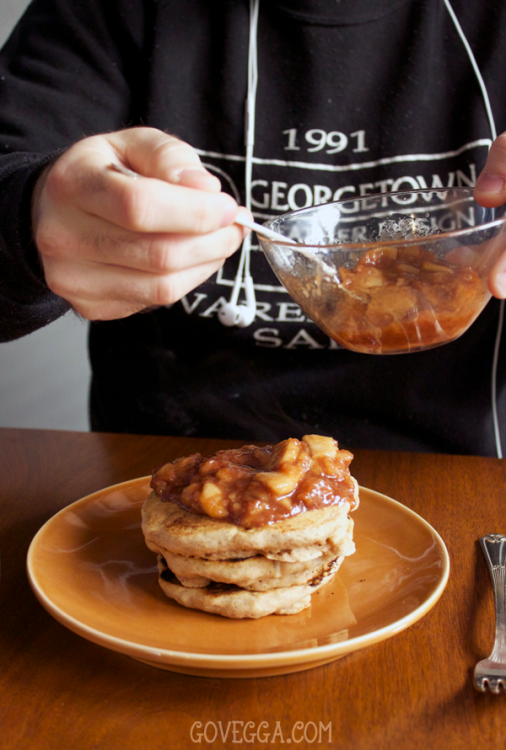 Vegan Apple-Cinnamon Pancakes with Apple Pie Sauce // govegga.com