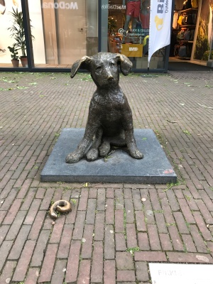 Pooping dog statue, Rotterdam